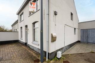 This charming house in need of renovation is located in a quiet street, within walking distance of the town centre, schools and public transport.On...