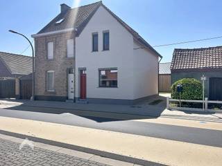 <p>Energiezuinige woning die tot in de puntjes werd gerenoveerd bestaande uit een inkomhal met ingemaakte vestiaire, volledig uitgeruste keuken met de nieuwste snufjes, gezellige zithoek met tv-wand en bureauhoek, praktische was/bergplaats, afzonderlijk toilet, prachtige badkamer (inloopdouche en dubbele wastafel), bergzoldertje en een private zuid gerichte tuin met oprit en terras. Op het verdiep is een nachthal met ingemaakte kasten, afzonderlijk toilet en 2 volwaardige slaapkamers. Pareltje!</p>
<p></p>
<p>Extra troeven:</p>
<ul>
<li>Energiezuinig</li>
<li>Conforme keuring elektriciteit</li>
<li>Veel maatwerk van het hoogste niveau met allerlei snufjes</li>
<li>Vlotte verbinding naar scholen, winkels, openbaar vervoer en belangrijke in-en uitvalswegen</li>
<li>Volledig geschilderd</li>
<li>Één uit de duizenden!</li>
</ul>
<p></p>
<p>Deze woning is te koop ZONDER makelaar via het concept van Smart Houses! Wenst u verdere inlichtingen of bezoek? Contacteer rechtstreeks de eigenaar via <span>+32479464060</span></p>