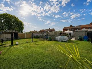 Op zoek naar een gezellige, instapklare woning met een leuke tuin? Dan is deze charmante woning zeker een bezoek waard!<br /><br />De woning beschikt over drie slaapkamers, een praktische indeling en werd de voorbije jaren bijna volledig gerenoveerd. Bovendien werd ze recent volledig opgeschilderd, waardoor je meteen kunt verhuizen. De keuken is verzorgd en functioneel, net als de nette badkamer.<br /><br />Buiten geniet je van een zalige tuin met verschillende gezellige plekjes. Dankzij de doorgang langs de achterzijde en zijkant van het perceel (erfdienstbaarheid in het voordeel van de woning) is de tuin bovendien vlot bereikbaar. Vooraan is er een eigen oprit.<br /><br />De woning is volledig geïsoleerd en kreeg recent een nieuwe buitenisolatie met crepi + een nieuw DAK !. Verder is er een combinatie van dubbele en driedubbele beglazing en zorgt de pelletkachel voor extra warmte en sfeer. Met een kleine aanpassing is bovendien een EPC-label C mogelijk. De handige zolder biedt nog extra bergruimte.<br /><br />Een verrassend complete woning op een goede ligging, klaar om haar nieuwe bewoners te verwelkomen!<br />Meer info of een bezoek? Mail gerust naar hallo@wijsvastgoed.be