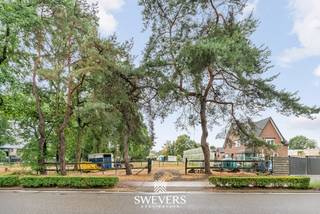 Voor meer info en foto’s, surf naar www.swevers.be – In de Vaartstraat in Zonhoven bevindt zich deze ruime bouwgrond van maar liefst 23a 83ca. Dankzij de royale afmetingen, residentiële ligging en goede bereikbaarheid biedt dit perceel heel wat mogelijkheden voor wie zijn toekomstige woonplannen wil realiseren. Met een perceelbreedte van 22,40 meter en een diepte van circa 111 meter is er volop ruimte voor een woning met een ruime tuin. Bebouwing is mogelijk onder voorbehoud van het verkrijgen van de nodige vergunningen. Daarnaast kan het perceel mogelijk verkaveld worden voor twee halfopen bebouwingen, eveneens onder voorbehoud van een stedenbouwkundige vergunning. Voor toekomstige bebouwing gelden onder meer een voortuinstrook van minimaal 5 meter, minstens 3 meter afstand tot de zijdelingse perceelsgrenzen en een maximale bouwdiepte van 15 meter op het gelijkvloers en 12 meter op de verdieping. De maximale footprint bedraagt 40%. Op het perceel staat bovendien een asbestvrije paardenstal. In afwachting van eventuele bouwplannen kan de grond hierdoor uitstekend als weide gebruikt worden. De ligging is bijzonder praktisch: het centrum, winkels en horeca bevinden zich op circa 1 km, scholen op 700 meter en de snelweg op slechts 1,6 km. Zo combineert u rustig wonen met een vlotte bereikbaarheid. Voor meer informatie, bel 011 255 155.
