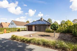 <p>Op zoek naar een instapklare woning op een toplocatie? Deze charmante bungalow in Vosselare combineert comfortabel wonen met een aangename tuin in een kindvriendelijke buurt.<br /><br />Winkels, scholen, openbaar vervoer en sporthal Oostbroek bevinden zich op wandelafstand. Bovendien geniet u van een vlotte verbinding naar Gent en Deinze.<br /><br />Troeven van deze woning:<br /><br />Ruime leefruimte met gezellige zit- en eethoek.<br /><br />3 slaapkamers, ideaal voor een gezin of thuiswerk.<br /><br />Praktische indeling met alle voorzieningen op het gelijkvloers.<br /><br />Grote, geïsoleerde zolder met extra mogelijkheden.<br /><br />Garage met bijkomende opbergruimte.<br /><br />Volledig omheinde tuin met tuinberging en onderhoudsvriendelijk zonneterras.<br /><br />34 zonnepanelen als extra troef.<br /><br />Het minder gunstige EPC is voornamelijk te wijten aan de accumulatieverwarming. Vervanging hiervan biedt mogelijkheden om de energieprestatie te verbeteren. De uiteindelijke EPC-score hangt af van de gekozen installatie en uitgevoerde werken.<br /><br />Bezoekmoment: zaterdag 24 oktober 2026, uitsluitend op afspraak.<br /><br />Interesse? Contacteer Simon Coens voor meer informatie of een bezoek.<br /><br />0478 20 67 74<br />simon@cornelis-goeman.be</p>