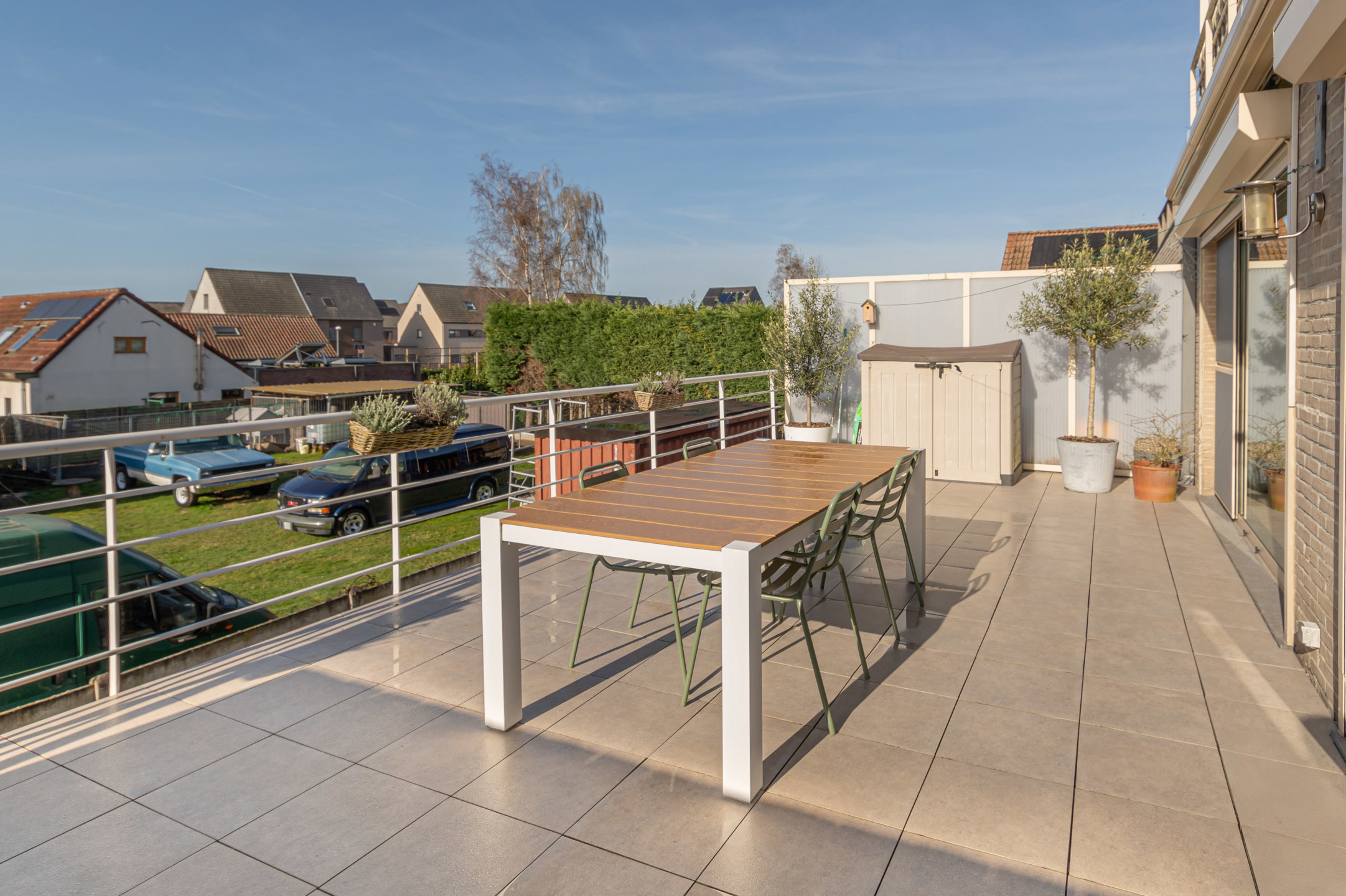 Ruim instapklaar 3 slaapkamer appartement met groot terras - foto 3