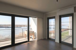 Op de 2de verdieping aan de Scheldeoever 25 in Hemiksem bevindt zich dit instapklare appartement met een frontaal en blijvend open zicht op de...