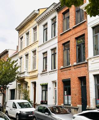 Charmante stadswoning nabij het Krugerplein.<br /><br />Voor het inplannen van een bezoek, neem contact op via ruth_donne@hotmail.com of 0499/235902<br /><br />Op zoek naar een karaktervolle stadswoning met een verrassend ruime indeling, veel privacy en mogelijkheden om de woning volledig naar eigen smaak in te richten? Deze charmante woning in de Sint-Mattheusstraat 19 in Borgerhout combineert authentieke elementen met een praktische indeling over drie woonlagen en is gelegen op een centrale en aangename locatie.<br /><br />Op het gelijkvloers bevindt zich momenteel een ruime polyvalente leefruimte, die vandaag gebruikt wordt als bureau en dressing. Deze ruimte kan eenvoudig worden ingericht als derde slaapkamer, thuiskantoor, hobbyruimte of extra leefruimte. Op dezelfde verdieping bevindt zich de badkamer. De badkamer is functioneel, maar vraagt nog renovatie en biedt daardoor de mogelijkheid om ze volledig naar eigen smaak en wensen te vernieuwen.<br /><br />De woning is bovendien volledig onderkelderd, wat zorgt voor heel wat extra bergruimte.<br /><br />Op de eerste verdieping bevindt zich de huidige leefverdieping met een gezellige keuken en leefruimte. Dit is het hart van de woning: een aangename plek om te koken, te eten, te ontspannen en samen te leven.<br /><br />De tweede verdieping omvat twee slaapkamers. De hoofdslaapkamer beschikt over een apart toilet en douche. Daarnaast is er een tweede slaapkamer, ideaal als kinderkamer, logeerkamer of extra bureau.<br /><br />Een bijzonder pluspunt van deze woning is het vrije en open gevoel aan de voorzijde. Recht tegenover de woning bevindt zich de Peperbus, waardoor er geen rechtstreekse inkijk is van een tegenoverliggende woning. <br /><br />Ook de ligging is een grote troef. De woning bevindt zich in een gezellige buurt van Borgerhout, op wandelafstand van het Krugerplein, met winkels, horeca, openbaar vervoer en dagelijkse voorzieningen in de nabije omgeving. Dankzij de centrale ligging zijn onder meer het Krugerplein en de Turnhoutsebaan vlot bereikbaar.<br /><br /><br />