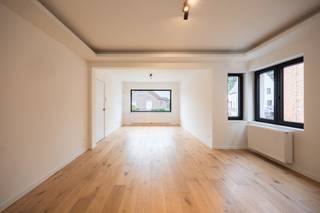 Voor verdere info of een vrijblijvende waardebepaling van uw eigendom: jordi.broes@homixx.be of 016 19 93 40. <br /><br />Welkom in deze prachtige, hoogwaardig afgewerkte open vernieuwbouw, rustig gelegen in een aangenaam straatje waar u elke dag geniet van rust, ruimte en een uitstekende bereikbaarheid. <br />Hier ervaart u het comfort van een volledig vernieuwde woning met een hedendaagse afwerking, gecombineerd met een toplocatie die het dagelijkse leven bijzonder aangenaam maakt.<br /><br />Vanaf het eerste moment valt de overvloedige lichtinval en de verzorgde afwerking op. <br />Elk detail werd met oog voor kwaliteit uitgewerkt, waardoor deze woning volledig instapklaar is.<br /><br />Gelegen op een mooi perceel van 650 m² biedt deze woning verrassend veel leefruimte voor het hele gezin. <br />Via de inkomhal komt u terecht in de sfeervolle en lichtrijke leefruimte, die naadloos overgaat in de moderne, volledig geïnstalleerde open keuken. <br />Aansluitend bevindt zich een ruime wasplaats met een aparte praktische berging, ideaal voor extra comfort in het dagelijkse leven.<br /><br />Ook de stijlvolle badkamer bevindt zich op het gelijkvloers en is uitgerust met een ligbad, een ruime inloopdouche, een dubbele wastafel en eerste toilet.<br /><br />Op de verdieping beschikt de woning over drie volwaardige slaapkamers, waarvan één met de mogelijkheid om een dressing in te richten alsook een tweede apart toilet. <br />Bovendien zorgt de droge kelder voor extra bergruimte, hier staan ook alle digitale tellers.<br /><br />Ook buiten heeft deze woning heel wat te bieden. <br />De ruime tuin met een leuke terrasruimte vormt de ideale plek om in alle privacy te ontspannen of gezellige momenten door te brengen met familie en vrienden. <br />Voor de verkoop kan de tuin nog volledig ingezaaid worden, zodat u meteen kunt genieten van een verzorgd geheel.<br /><br />Aan parkeergelegenheid is eveneens geen gebrek dankzij de meerdere privatieve buitenstaanplaatsen.<br /><br />De absolute troef van deze woning is zonder twijfel haar uitzonderlijke energiezuinigheid. <br />Met een uitstekende EPC A-score en zonnepanelen bent u volledig klaar voor de toekomst en geniet u van een bijzonder laag energieverbruik en minimale energiekosten.<br /><br />Bent u op zoek naar een instapklare gezinswoning waar ruimte, comfort, kwaliteit en energiezuinig wonen perfect samenkomen? <br /><br />Dan is deze prachtige vernieuwbouw onder registratierechten zonder twijfel een bezoek waard.