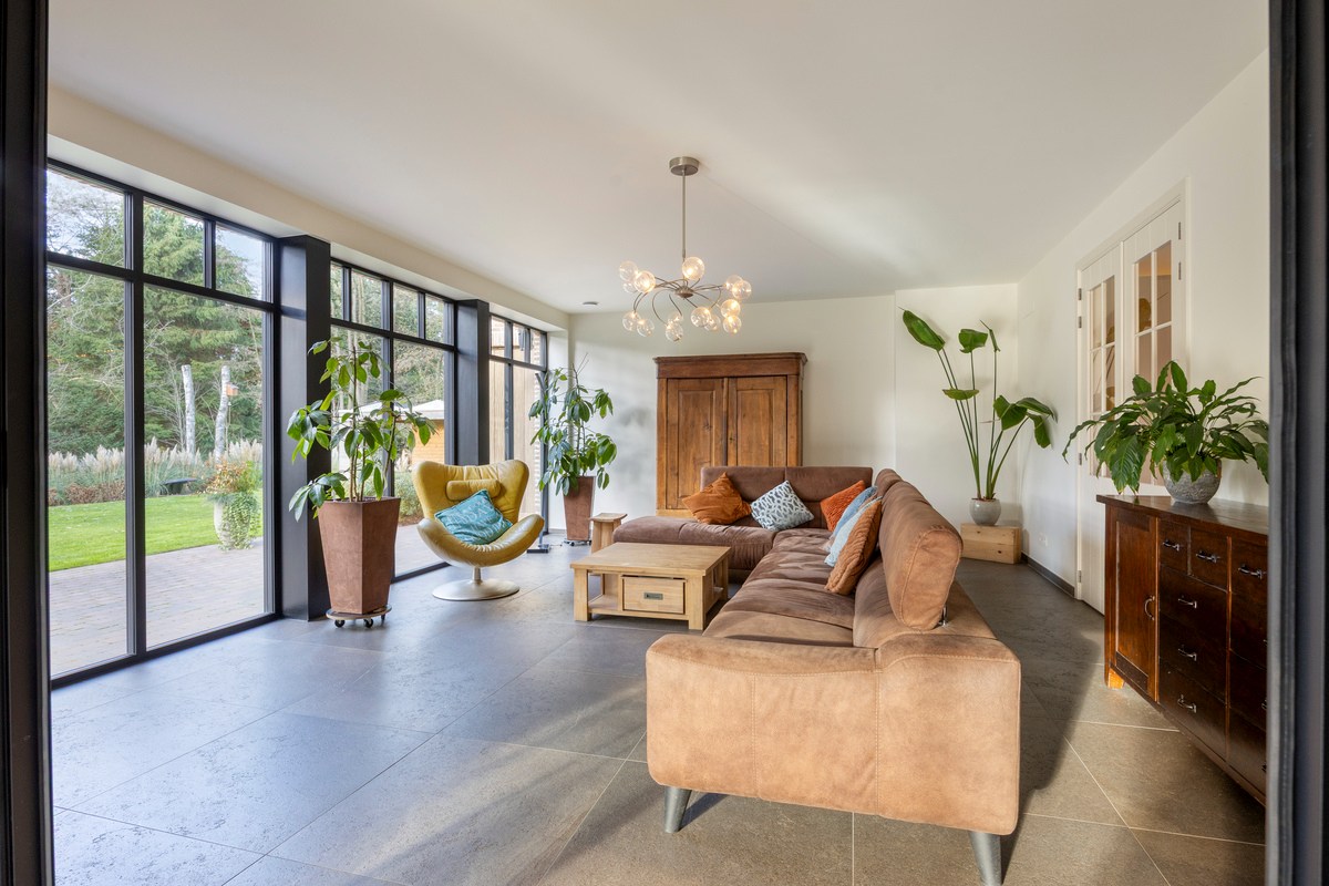 Ruim ingedeelde en kwalitatief afgewerkte villa op een mooi perceel met naastgelegen bouwgrond. - foto 3