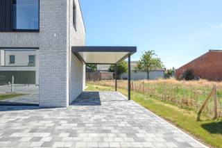 In het rustige Roksem vind je deze recente halfopen nieuwbouwwoning, volledig instapklaar en afgewerkt met oog voor kwaliteit. De woning is...
