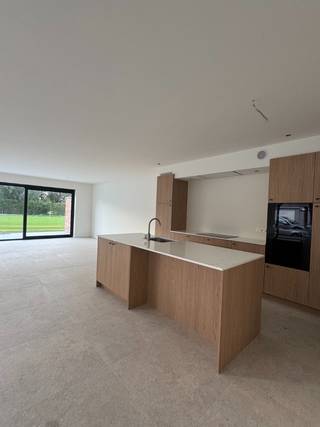 In het rustige en aangename Klein Sinaai (Stekene) bevindt zich deze zeer ruime en moderne nieuwbouwwoning, die volledig wordt afgewerkt met oog voor comfort, kwaliteit en energiezuinigheid.<br />Bij het binnenkomen beschikt de woning over een ruime inkomhal met een apart toilet en een afzonderlijke bureauruimte, ideaal voor wie van thuis uit werkt. Vanuit de inkomhal komt u in de ruime leefruimte, waar de woonkamer mooi aansluit op de moderne open keuken. De keuken is volledig uitgerust en vormt samen met de leefruimte een aangename, lichtrijke plek om te wonen en te genieten.<br />Daarnaast beschikt de woning over een bijzonder ruime berging, voorzien van een aansluiting voor de wasmachine en voldoende plaats voor extra opslag.<br />Op de bovenverdieping bevinden zich drie mooie slaapkamers, een ruime badkamer met zowel een bad als een douche en een apart toilet. Via een vaste trap bereikt u de ruime zolderverdieping, die bovendien voorzien is van handige inbouwkasten. Deze extra ruimte biedt tal van mogelijkheden en zorgt voor een enorme hoeveelheid bergruimte.<br />Ook aan de buitenzijde wordt de woning volledig afgewerkt. De tuin en de oprit worden in de loop van oktober volledig aangelegd. Er zal nog een tuinhuis voorzien worden. Daarnaast wordt er nog verlichting voorzien, waardoor de woning volledig afgewerkt en instapklaar zal zijn.<br />De woning is uitgerust met de modernste technieken en biedt daardoor een hoog wooncomfort en een energiezuinig karakter. Zo is er een warmtepomp en vloerverwarming aanwezig en zullen er ook nog zonnepanelen worden geplaatst.<br />Een ruime, moderne en energiezuinige nieuwbouwwoning op een rustige locatie in Klein Sinaai, Stekene, ideaal voor wie op zoek is naar comfort, ruimte en een volledig nieuwe woning.<br />Beschikbaar vanaf 1 november.<br />Interesse? Contacteer ons via mail op info@rosiersderidder.be<br />Referentie: 5732