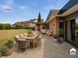 <p><strong>Alleenstaande gelijkvloerse woning met 3slpk, dubbele garage en uitgestrekte tuin, gelegen in een groene omgeving.</strong></p><p>Deze open bebouwing biedt een rustige woonomgeving. Dankzij de gelijkvloerse indeling is het huis bijzonder praktisch en comfortabel. De ligging combineert het beste van twee werelden: nabij park, openbaar vervoer en invalswegen, maar toch in een serene woonkern.</p><p><br /></p><p>Bij het betreden van de woning komt u terecht in een ruime inkomhal met vestiaire en apart toilet. De <strong>gezellige woonkamer </strong>met zit- en eethoek (inclusief bar en bureel) en sfeervolle gashaard zorgt voor een warme sfeer, perfect voor knusse avonden. De woonkamer is voorzien van <strong>grote raampartijen</strong> die zorgen voor veel natuurlijke <strong>lichtinval</strong>. Aansluitend bevindt zich de ingerichte keuken uitgerust met alle comfort: vaatwasser, inductiekookplaat, oven, (combi-)microgolf en koelkast.</p><p>Daarnaast situeert zich een praktische wasplaats/ voorraadberging die toegang verleent tot de tuin, <strong>3 slaapkamers</strong> met maatwerk, badkamer met ligbad en douche. Een aanpalende <strong>dubbele garage</strong>, voorzien van een sectionale poort en tot slot is het eigendom <strong>volledig onderkelderd</strong>!</p><p><strong>De tuin </strong><span>vormt een oase van rust, privacy en ruimte. De afgesloten </span><strong>carport </strong><span>biedt extra opbergruimte voor tuinmateriaal, fietsen en/ of auto. </span></p><p><br /></p><p><strong>Neem vandaag nog contact op met je ERA-makelaar voor een bezoek.</strong></p><p><strong>JOUW DROOMHUIS. ZO GEVONDEN!</strong></p>