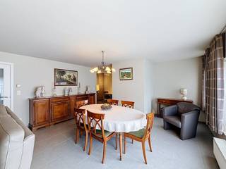 Appartement prêt à emménager au premier étage avec garage. <br /><br />L'appartement se compose de :<br />Étage +1 :.<br />- Entrée <br />- Salon spacieux (43 m²) avec cuisine ouverte équipée avec réfrigérateur, lave-vaisselle, évier, cuisinière, hotte et placards <br />- Local de rangement avec raccordement pour machine à laver <br />- Salle de bain (7 m²) avec douche et double vasque <br />- 2 chambres (12 + 11 m²) <br />- Vaisselle/bureau (7,5 m²)<br /><br />Étage -1 : Rangement au sous-sol.<br /><br />Rez-de-chaussée : garage.