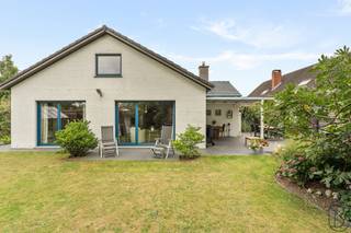 Leuke gelijkvloerse villa met garage en zonnepanelen, gelegen in een doodlopende straat in Waregem. Indeling: inkomhal, apart toilet,...