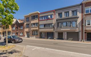 <p>Knus appartement met aangenaam uitzicht nabij centrum Dendermonde.<br /><br />Dit<i><strong> 2 kamer</strong></i> appartement is gelegen op de derde verdieping van deze kleine residentie.<br />Op slechts enkele voetstappen van het centrum Dendermonde waar men kan genieten van het stadsleven met alle voordelen zoals winkels, horeca, markt ,evenementen ,ect.....<br />Als indeling heeft men een inkom/nachthal met bergruimte, een ruim ingerichte woonkamer, aparte keuken met basis toestellen, een knusse badkamer met toilet ,1 ruime slaapkamer en 1 hobby /baby kamer. Het appartement werd recent gerenoveerd, nieuwe badkamer | sanitair | cv-installatie en volledig geschilderd.<br />Deze <i><strong>kleinschalige</strong></i> en <i><strong>nette residentie </strong></i>wordt misschien wel u nieuwe thuis. <br /><br /><i><strong>Extra troeven</strong></i> :  <u>2 kamers</u> | <u>instapklaar</u> | <u>snel beschikbaar</u> |<u> knus ingericht</u> | <u>nabij scholen en openbaar vervoer</u></p><p>Beschikbaar vanaf <i><strong>15/05/2026</strong></i> Huur 795€ + 35€ forfait gebouw.<br />Boek vandaag nog uw persoonlijke afspraak voor een bezoek aan deze buitenkans.<br /><strong>info@rented.be</strong> | <i><u>078 482000 </u></i>| <strong>www.rented.be</strong></p>