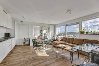 Voor een bezoek of meer info bel 053/59 49 32 - Pal aan het station van Denderleeuw bevindt zich dit instapklare appartement (71 m²) in een...