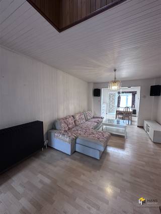 <p><span>Maison (125 m²) avec 2 chambres et jardin en ville à Deurne.</span></p><p><span> </span></p><p><span>Maison bien entretenue de 125 m² avec 2 chambres et un jardin urbain. On entre dans le hall d'entrée qui donne accès au salon et à la cuisine. Au fond du salon se trouve une salle à manger qui débouche à son tour sur la salle de bains avec baignoire, lavabo et toilettes. Celle-ci donne accès au jardin urbain pavé. Au premier étage se trouvent les 2 chambres (toutes deux de 15 m²), dont 1 avec WC. En plus : chauffage central au gaz, double vitrage en PVC et cave très spacieuse. EPC 340  UC 0003892058-1. </span></p><p><span> </span></p><p><span>Pour plus d'informations ou une estimation gratuite, rendez-vous sur <span>www.hansimmo.be</span></span><span>.</span></p><p><span> </span></p><p><span> </span></p>