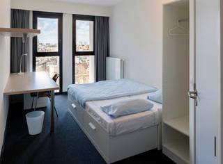 Zorgeloze investering te koop in Campus Alma – een hostel in het centrum van de Stad.<br /><br />Deze kamers beschikken over een gewaarborgde huurinkomst tot en met jaar 2033-2034. Deze inkomst bedraagt dit jaar 4774EURO en zij worden telkens jaarlijks geïndexeerd. Deze kamers kunnen niet aangekocht worden voor gebruik van eigen zoon of dochter. In het gebouw is een beheerder aanwezig dewelke de flats naar eigen wens mag verhuren minstens tot en met 2034. Via deze manier moet u als eigenaar zelf niets ondernemen en ontvangt u bovengemelde huurinkomst. Huurcontracten zijn hier niet. De werkwijze is vastgelegd in de basisakte waardoor nieuwe eigenaars in rechte treden van de afspraken met de vorige eigenaars. De kamerverhuur is meestal voor korte termijn en gebeurt voornamelijk via booking. U heeft hier wel huurgarantie, dus ongeacht of de kamer verhuurd is, u heeft steeds inkomsten. <br /><br />Privatief omvatten deze flats een eigen badkamer, slaapvertrek, kleerkast en bureau. Gemeenschappelijk mogen zij ook het gebruik maken van een volledig ingerichte keuken, studeerruimte, bar, lounge, groen terras en fietsenstalling. Momenteel zijn er meerdere flats ter beschikking en deze kunnen ook per pakket aangekocht worden.<br /><br />U koopt de volle eigendom aan en dit aan het normale registratietarief van 12%.<br /><br />Voor meer informatie kan u terecht bij Ellen via ellen@reds.be of + 32 474 84 54 29