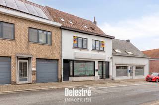 Ruim app. of investeringseigendom met 3 slaapkamers, gelegen op een belangrijke invalsweg vlakbij het hartje van het centrum van Mere. Winkels, scholen en het openbaar vervoer bevinden zich in de directe nabijheid. Deze eigendom bestaat uit een ruim duplex app., gelegen in een kleine mede-eigendom, verhuurd aan 913 euro per maand met een opp. van ca. 135 m².
De indeling is als volgt: inkomhal, ruime leefruimte, ingerichte keuken, bergruimte, toilet en één slaapkamer of bureelruimte.
Boven zijn er nog 2 slaapkamers en een ingerichte badkamer.
Gratis parkeergelegenheid op wandelafstand.
EPC LABEL D. ASBESTVEILIG. RECENTE GASKETEL (2022).
Benieuwd naar dit ruim app., nabij de oprit van de E40?
Contacteer stephanie@immodelestre.be
www.immodelestre.be