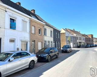 Gezellige stadswoning met TUIN en 2SLK op goede ligging in RONSE! INDELING: Ruime Leefruimte die doorgang geeft naar de keuken, badkamer en...