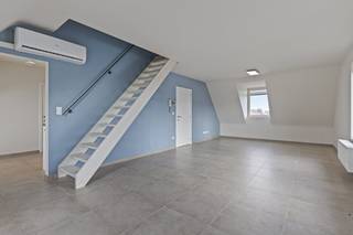 The entrance hall overlooks the various rooms. The living space offers a pleasant living experience and fits nicely into the fully equipped...