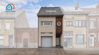 <p>Voor meer info of een bezoek, bel 053 59 49 31 - Deze <strong>unieke architectenwoning</strong> is gelegen langs de Beversesteenweg, een belangrijke verbindingsweg die zorgt voor <strong>een vlotte bereikbaarheid</strong> naar het bruisende stadscentrum van Roeselare, waar u een ruim aanbod vindt aan winkels, horeca, scholen en andere voorzieningen. Ook het openbaar vervoer en diverse handelszaken bevinden zich in de nabije omgeving, wat bijdraagt aan het dagelijks comfort. De woning omvat op het gelijkvloers een inkomhal met gastentoilet, een wasplaats, <strong>een ruime leefruimte</strong> met geïnstalleerde barbecue en <strong>een open keuken met marmeren werkblad</strong>. De imposante raampartijen zorgen voor een overvloed aan natuurlijk licht en bieden een mooi zicht op <strong>de patiotuin</strong>. Verder is er <strong>een inpandige garage aanwezig</strong>. Op de eerste verdieping bevindt zich <strong>een badkamer met alle comfort</strong> en <strong>een slaapkamer </strong>met ingebouwde kasten. De tweede verdieping beschikt over <strong>een hobbykamer/ slaapkamer</strong> en een tweede kamer die kan dienen als kinder- of logeerkamer. Verder is er <strong>een kelder</strong> aanwezig en beschikt de woning over een <strong>onderhoudsvriendelijke tuin met tuinhuis</strong>. <strong>EPC: C - Centrale stofzuiger - Unieke woning - Asbestveilig </strong>(Maatregelen opgenomen in het maatregelenregister: nee)</p>