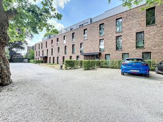 De indeling van het appartement is uiterst praktisch: - inkomhal- toilet - ruime en lichtrijke leefruimte met open keuken- een volledig uitgeruste badkamer- een handige berging - 2 slaapkamers- zonnig terrasDankzij de doordachte indeling geniet u van een aangename woonervaring in een moderne setting.Daarbovenop zijn twee autostaanplaatsen inbegrepen in de prijs — een zeldzame troef in de regio. De residentie werd gebouwd met oog voor kwaliteit en comfort, en ligt op een toplocatie waar groen en rust hand in hand gaan met de nabijheid van stadsvoorzieningen zoals winkels, scholen en openbaar vervoer.Het appartement is momenteel verhuurd, wat het ook uitermate geschikt maakt als investeringsvastgoed met een aantrekkelijk rendement.Belangrijkste troeven:- 2 slaapkamers- moderne open keuken en ruime leefruimte- zonnig terras- 2 autostaanplaatsen inbegrepen- rustige ligging - nabij centrum Eeklo- geschikt als investering (verhuurd)- energielabel AWonen of investeren in Eeklo? Mis deze kans niet en neem vandaag nog contact op voor meer informatie of een bezoek ter plaatse.