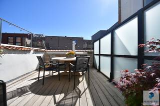 Mooi afgewerkt energiezuinig  (A LABEL)  appartement met 3 slaapkamers,  grote leefruimte's (opp 128m²) en een uniek uitzicht op de Markt van Oedelem.<br />Het appartement is ingedeeld als volgt: ruime inkomhal met vestiaire en afzonderlijk toilet. Lichtrijke grote woonkamer met open zicht op de Markt, bestaande uit zit- en eetplaats en een open keuken met keukeneiland. Naast de keuken is er een berging met wasvoorziening. Vooraan is er één grote slaapkamer met eveneens zicht op de Markt en achteraan zijn er nog twee grote slaapkamers ,die uitgeven op het terras achteraan het gebouw. De moderne badkamer is voorzien van een dubbele wastafel, inloopdouche en ligbad. <br /><br />Centrale verwarming op aardgas, zonnepanelen en sterke akoestische en thermische isolatie. Bovendien zijn de appartementen uitgerust met een ventilatiesysteem met natuurlijke toevoer en mechanische afvoer. <br /><br />Disclaimer: Sommige foto's (slaapkamers) werden digitaal gestyled met AI. De getoonde meubels zijn niet aanwezig in de woning en dienen enkel als visualisatie.<br /><br /><u><strong>Informatie:</strong></u><br /><strong>- EPC  67 kWh/m² - UC:2448466 (A LABEL) </strong><br />- 2 zonnepanelen<br />- Ventilatiesysteem<br />- GROOT terras achteraan en een balkon vooraan<br /><br />Contacteer PERSPECTIEF VASTGOED – 7 op 7 bereikbaar – voor meer informatie of een bezoek.<br />Bel  050/550.750 of mail naar info@perspectiefvastgoed.be.