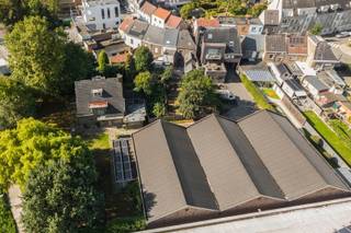 <p><span>Loods/ industrieel gebouw in centrum Oudenaarde, Bevere.</span></p><p><span> </span></p><p><span>INDELING</span></p><p><span> </span></p><p><span>Deze ruime loods/ werkplaats van 720m² is gelegen te Gentstraat 33 Oudenaarde.</span></p><p><span>De loods beschikt over een volledig vernieuwd dak.</span></p><p><span>Dit magazijn werd tot heden als schrijnwerkerij gebruikt.</span></p><p><span> </span></p><p><span>TECHNISCH</span></p><p><span> </span></p><p><span>Het magazijn beschikt over zonnepanelen, deze liggen op de naastliggende opslagruimte.</span></p><p><span> </span></p><p><span>PRAKTISCH</span></p><p><span> </span></p><p><span>Voor meer info en/of het maken van een afspraak bel Eefje van Immo D'hondt 0498 88 88 89</span></p>