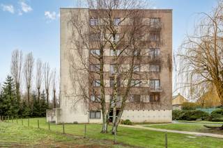 <p>immo DAVID stelt voor: perfect instapklaar 3-slaapkamerappartement met staanplaats.<br /><br />Ontdek samen met ons dit gerenoveerde en instapklare, ruime (116 m²) en lichtrijke hoekappartement, gelegen op de 1ste verdieping van een kleinschalig gebouw.<br /><br />Het appartement geniet bovendien van een uitstekende ligging in de nabijheid van de Ring, belangrijke invalswegen, het centrum van Brussel, scholen, openbaar vervoer, winkels, de fietssnelweg, UZ Jette en het Laarbeekbos.<br /><br />Indeling: inkomhal met vestiairekast, ruime leefruimte met volledig geïnstalleerde open keuken, apart toilet, nachthal, drie slaapkamers en een badkamer. Het appartement beschikt bovendien over twee terrassen, waarvan één zuidgericht terras, zodat u optimaal kunt genieten van de buitenruimte. Een privatieve staanplaats en een kelder zijn eveneens aanwezig.<br /><br />De gunstige EPC-score, de twee terrassen, de inbegrepen staanplaats en de instapklare afwerking maken dit appartement tot een uitstekende opportuniteit.<br /><br />Contacteer ons snel voor een bezoek</p>