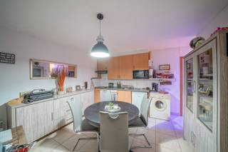 This 1-bedroom apartment in Bredene is perfect for those looking for an investment (currently rented out) or for personal residence (domicile possible).<br /><br />The layout is as follows: upon entering, you enter the hallway with a separate toilet. You then have the living space with an open kitchen, storage room, and a private terrace. There is 1 bedroom and a bathroom.<br /><br />The apartment is located in a green area and is within walking distance of the sea.<br /><br />There is also the enjoyment of a communal swimming pool.<br /><br />Are you interested in this apartment? Then contact us and schedule your visit!