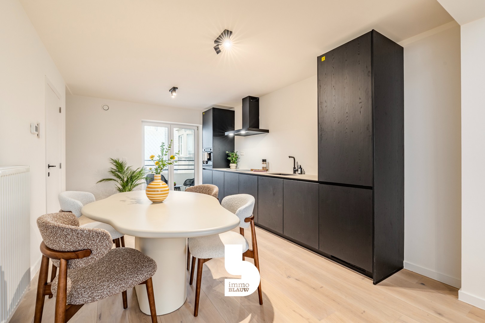 Een instapklaar en volledig gerenoveerd appartement met drie slaapkamers op een toplocatie aan zee. - photo 5