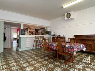 Deze voormalige herberg "Café Central" is op heden een klassieke woning waar de voorkamer gebruikt wordt als deel van de leefruimte. Echter kan deze onmiddellijk gebruikt worden voor uitbating van een kleine handelszaak of zelfstandige activiteit.<br />Deze woning biedt heel wat mogelijkheden voor een creatieveling met een hobby of voor zelfstandigen die nood hebben aan ruimte. Het aanpalend atelier is daarbij een absolute voltreffer!<br />Op het gelijkvloers bevindt zich de keuken, leefruimte met uitbreiding naar de voorkamer van vroeger die dienst deed als café. <br />Achteraan vinden we de zuid gerichte tuin die momenteel is aangelegd als zonneterras.<br />Op het verdiep zijn er drie volwaardige kamers, kleinere kamer die momenteel ingericht is als dressing en de badkamer.<br />Het atelier bestaat uit twee verdiepen waardoor hier heel wat mogelijkheden zijn.<br />Daarnaast is er nog een aangebouwd stuk die kan gebruikt worden als extra bergruimte, kleine studio of eventueel zelfs kantoor of bureau.<br />Ben je op zoek naar een woning met heel wat mogelijkheden en zoek je plaats voor jouw hobby of zelfstandige activiteit?<br />Geef ons een seintje voor een bezoek ter plaatse.<br /><br />Pluspunten:<br />- Atelier/bijgebouw<br />- functionele woning<br /><br />Onderworpen aan de renovatieverplichting (EPC-label [E/F], binnen 5 jaar naar minstens label D)<br />Momenteel EPC label E door gebrek aan bewijs van isolatie.