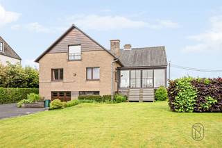 <p>Op een rustige en groene ligging in Oudenaarde bevindt zich deze vrijstaande woning met open zicht op de omliggende natuur. De woning combineert ruimte, comfort en een flexibele indeling, wat ze bijzonder geschikt maakt voor gezinnen of wie wonen en werken wil combineren.<br /><br />Wat maakt dit pand uniek?<br />Op het gelijkvloers word je verwelkomd in een ruime inkomhal met gastentoilet. Links bevindt zich een apart bureau met ingemaakte kasten, ideaal voor thuiswerk of een zelfstandige activiteit. Rechts ligt de ruime leefruimte met open haard en eetplaats, waar gezelligheid centraal staat. Aansluitend is er de keuken en een veranda die zorgt voor extra licht en een aangename verbinding met de tuin.<br /><br />De woning telt vier slaapkamers, waarvan elke kamer (met uitzondering van de master bedroom) voorzien is van een eigen lavabomeubel. Verder is er een verzorgde badkamer.<br />Op het tweede verdiep bevindt zich bovendien een extra gezellige zit- of leefruimte met apart toilet, wat tal van mogelijkheden biedt als ontspanningsruimte, hobbyruimte of extra leefruimte. Daarnaast is er nog een zoldergedeelte en een praktische berging onder het schuine dak.<br /><br />De woning is volledig onderkelderd en beschikt over een garage met poort en meerdere aparte, gemetste bergingen, ideaal voor stockage, provisieruimte of hobby’s.<br /><br />Voor wie is dit ideaal?<br />Deze woning is ideaal voor gezinnen, thuiswerkers of zelfstandigen die op zoek zijn naar een ruime, karaktervolle woning met veel praktische ruimtes, gelegen in een rustige en groene omgeving met toch een vlotte bereikbaarheid.</p>