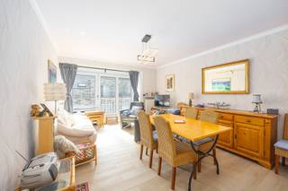 Residentie Mayfair: In het centrum en tegen de zeedijk, mooi en gemeubeld appartement gelegen op de 4de verdieping, bestaande uit: ruime inkomhal...