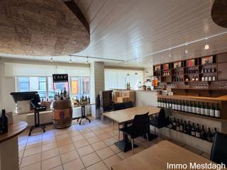 <h1>Uitstekend gelegen handelsgelijkvloers met maximale visibiliteit in het centrum van Diest</h1>
<p>Bent u op zoek naar de perfecte zichtlocatie voor uw zaak? Dit representatieve handelsgelijkvloers bevindt zich op een absolute toppositie op de hoek van de <b>Hasseltsestraat</b> en de <b>Kautershoek</b> — een belangrijke invalsstraat en commerciële slagader van Diest.</p>
<p>Dankzij de hoekligging en de <b>grote raampartijen</b> geniet dit pand niet alleen van een uitzonderlijke visibiliteit en veel passage, maar ook van een overvloed aan natuurlijk licht.</p>
<h3>Belangrijkste troeven:</h3>
<ul>
<li>
<p><b>Topligging:</b> Gelegen in het bruisende commerciële hart van Diest op een dynamische hoeklocatie.</p>
</li>
<li>
<p><b>Dubbele toegang:</b> Aparte inkomdeuren aan zowel de Hasseltsestraat als de Kautershoek.</p>
</li>
<li>
<p><b>Veelzijdigheid:</b> Momenteel ingericht als restaurant, maar uitermate geschikt voor diverse andere commerciële doeleinden (winkel, praktijk, kantoor, dienstverlening).</p>
</li>
<li>
<p><b>Ruim en licht:</b> Grote raampartijen die zorgen voor een sterke etalagefunctie en aangename lichtinval.</p>
</li>
</ul>
<h3>Indeling van het pand:</h3>
<ul>
<li>
<p><b>Commerciële ruimte / Gelagzaal:</b> Ruime en flexibel in te delen ruimte.</p>
</li>
<li>
<p><b>Toogzone:</b> Voorzien van aan- en afvoer van water.</p>
</li>
<li>
<p><b>Secundaire commerciële ruimte:</b> Met rechtstreekse inkom via de Kautershoek en verbonden via passerelles.</p>
</li>
<li>
<p><b>Sanitair:</b> 2 gescheiden toiletten met een voorliggende handenwasruimte.</p>
</li>
<li>
<p><b>Keuken- en afwasruimte:</b> Afzonderlijk ingerichte ruimtes voor catering- of horeca-activiteiten.</p>
</li>
<li>
<p><b>Opslag:</b> Handige berging en toegang tot een ruime kelder. <i>(Opmerking: het pand beschikt niet over een terras of buitenruimte).</i></p>
</li>
</ul>
<h3>Interesse?</h3>
<p>Neem vandaag nog contact met ons op voor meer informatie of om een bezoek ter plaatse in te plannen en ontdek de vele mogelijkheden van deze commerciële opportuniteit!</p>