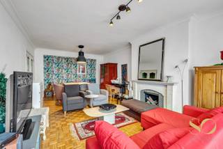 <p><span>Ideaal gelegen tussen het regionale park Scheutbos en het Olympisch zwembad Louis Namèche in Sint-Jans-Molenbeek, op de derde verdieping van een gebouw met 6 verdiepingen, bieden wij u dit prachtige appartement met één slaapkamer van 74 m² + twee terrassen. Het biedt: een grote woonkamer, aparte keuken, twee terrassen, een slaapkamer, veel opbergruimte, een badkamer en een apart toilet. Kelder. EPC B-. Dit pand zal u bekoren door de ideale ligging en de buitenruimte. Een absolute bezoek waard ! </span></p>