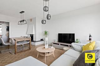 <p><span>Appartement d'angle avec 3 chambres et terrasse !</span></p><p><span>Cet appartement spacieux et lumineux est situé au</span><span><sup>1er </sup></span><span>étage d’un immeuble parfaitement entretenu, bénéficiant d’un emplacement de choix. Commerces, parcs, écoles, restaurants, installations sportives, transports en commun et axes routiers sont tous à proximité, tout comme la vie animée de la ville d’Anvers. Depuis presque toutes les pièces, vous profitez d'une vue imprenable sur la nature environnante, ce qui vous garantit une intimité totale. Grâce notamment aux fenêtres à haut rendement énergétique et à l'isolation récente de la façade, l'appartement bénéficie d'un PEB favorable ; de plus, il est exempt d'amiante et l'installation électrique est conforme. En bref, c’est la garantie d’un cadre de vie et/ou d’un investissement de qualité et sans souci, d’autant plus que l’appartement est actuellement loué.</span></p><p><span> </span></p><p><span>Hall d’entrée, pièce à vivre & e cuisine :</span></p><p><span>Le hall d’entrée indépendant, au sol carrelé en damier, abrite un vestiaire encastré, un petit débarras et l’interphone. Le salon donne sur la verdure et, tout comme les chambres, est recouvert d’un magnifique parquet à l’anglaise ; toutefois, les locataires y ont posé un revêtement stratifié à des fins de protection. La cuisine est attenante au salon et comprend une plaque de cuisson vitrocéramique, une hotte aspirante, un réfrigérateur, un lave-vaisselle ainsi que les branchements pour une machine à laver et un sèche-linge. Vous avez donc la possibilité, à l’avenir, d’ouvrir la cuisine sur le salon. Les moquettes bleues qui reviennent régulièrement ont été posées par les locataires par-dessus les sols carrelés d'origine et seront bien sûr retirées à la fin du bail. </span></p><p><span> </span></p><p><span>Hall d'entrée, chambres, salle de bains & s toilettes :</span></p><p><span>Le couloir de nuit, doté d’un placard encastré, donne accès à la salle de bains, aux chambres et aux toilettes séparées pour invités, ornées d’une mosaïque verte et d’un lavabo. Toutes les chambres sont revêtues de parquet à l’anglaise et deux d’entre elles offrent un accès direct à la terrasse. La spacieuse chambre principale bénéficie d’une très grande luminosité grâce à son emplacement en angle, tandis que la plus petite chambre dispose d’un placard intégré. La salle de bains est équipée d’une baignoire-douche, d’un meuble-lavabo avec armoire à miroir, d’un deuxième WC ainsi que d’une ventilation mécanique.</span></p><p><span> </span></p><p><span>Terrasse, cave, place de parking &, local à vélos :</span></p><p><span>Sur la terrasse orientée sud-ouest, vous pourrez profiter pleinement, en toute tranquillité, du cadre verdoyant et d’un rayon de soleil, accompagné ou non d’un bon verre de vin ou d’un apéritif pétillant. Le débarras en sous-sol est inclus. La place de parking en surface est en option (€ 10 000). Les vélos peuvent être rangés en toute sécurité aussi bien en sous-sol qu'en surface.</span></p><p><span> </span></p><p><span>Atouts supplémentaires :</span></p><p><span>- Emplacement de choix</span></p><p><span>- CPE B</span></p><p><span>- Installation électrique conforme</span></p><p><span>- Sans amiante</span></p><p><span>- Fenêtres à haut rendement</span></p><p><span>- Terrasse exposée sud-ouest</span></p><p><span>- État du bâtiment (terrasses récentes, isolation/rénovation du toit et des façades, etc.)</span></p><p><span>- Cave, local à vélos & place de parking</span></p><p><span> </span></p>