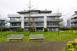 Exclusief appartement op een privaat domein palend aan het Sterrebos, vlot bereikbaar maar met oog voor rust en complete privacy.Dit appartement is...