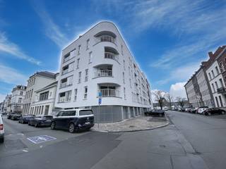 🏢 Lichte studio met terras – Recent gebouw 2023 – PEB BDeze functionele en perfect ingerichte studio, nooit bewoond, biedt een moderne en...