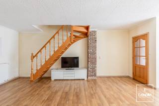 Deze <strong>op te frissen woning</strong> ligt in een rustige buurt, maar toch slechts op een steenworp van alles wat de stad te bieden heeft. Winkels en openbaar vervoer liggen op wandelafstand, en dankzij de <strong>vlotte verbinding</strong> naar de belangrijkste invalswegen sta je in geen tijd op de autostrade. Daarnaast kan je van het stadsleven ontsnappen in het natuurreservaat <strong>Bourgoyen-Ossemeersen</strong>.<br /><br />Je komt binnen in een <strong>ruime leefruimte</strong> die doorloopt naar de keuken met ontbijthoek. Via de keuken is er toegang tot de stadskoer en de <strong>vernieuwde badkamer</strong> met wasplaats. Op de eerste verdieping bevinden zich twee slaapkamers en een derde kleinere kamer die kan dienst doen als <strong>bureau of dressing</strong>. Via de vaste trap is er toegang tot het <strong>zolderverdiep</strong> die is afgewerkt tot één ruime slaapkamer met bergzolder.<br /><br />Voor meer informatie en een bezoek, neem contact op met Theo: theo@convas.be