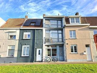 Dit opgefrist appartement is gelegen op enkele stappen van de binnenstad van Brugge en het station.Het appartement omvat o.a. één slaapkamer en een...