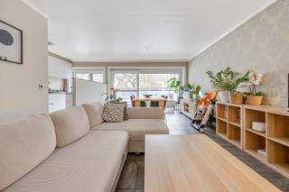 Dit prachtig appartement geniet van een topligging nabij belangrijke invalswegen en de E17, en bevindt zich op fietsafstand van het centrum van Sint-Niklaas. Het appartement beschikt over twee slaapkamers en een lichtrijke leefruimte met open keuken, die naadloos aansluit op de living. Daarnaast is er een aangenaam terras waar u kan genieten van de buitenlucht. Dankzij het gunstige EPC, de conforme elektriciteit en het asbestveilige attest is dit appartement volledig instapklaar, zonder bijkomende renovatiekosten. Bovendien is het momenteel verhuurd, wat het ook bijzonder interessant maakt voor investeerders die op zoek zijn naar een stabiel rendement en een zorgeloze investering.
