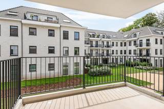 Dit lichtrijke appartement bevindt zich op de eerste verdieping van het nieuwbouw project te Wommelgem, op het gegeerde domein Ullens. U geniet hier van een centrale ligging met winkels, supermarkten, openbaar vervoer en andere voorzieningen op wandelafstand.<br /><br />Het appartement maakt deel uit van een uniek woonproject waarbij natuur en wonen hand in hand gaan. <br /><br />U bereikt het appartement via de inkomhal die u toegang biedt tot de leefruimte met keuken en eetruimte. De keuken is volledig uitgerust met een koelkast, inductiekookplaat, vaatwasser en combi-oven. Aansluitend vindt u een praktische berging met aansluitingen voor de wasmachine en droogkast.<br /><br />Het riante terras bereikt u via de leefruimte en biedt u zicht op het mooie domein van dit project.<br /><br />Via een aparte nachthal bereikt u de drie slaapkamers (12m², 8.5m² en 13m²), uitgerust met kasten. Verder is er nog de moderne badkamer met inloopdouche, hangtoilet en lavabo in opbergmeubel.<br /><br />Als extra troef beschikt dit appartement over een garagebox, die u in de ondergrondse parkeergarage terugvindt en die verplicht bij aan te kopen is voor €32.000<br /><br />Troeven:<br />+ Ondergrondse box te koop aan €32.000<br />+ Gezellige residentie in het groen<br />+ Zonnepanelen (in totaal 1335 wp)<br />+ Enorm energiezuinig - label A <br />+ Vloerverwarming én -verkoeling<br />+ Grote afgesloten fietsenstalling aanwezig <br /><br />Interesse in dit nieuwbouw appartement? Contacteer ons via 03 337 50 70 of info@vbvastgoed.be voor een afspraak ter plaatse of meer info.