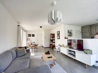 rustig gelegen in een doodlopende straat nabij het centrum, treffen we deze moderne KOPPELWONING.De woning omvat :- inkomhall met...