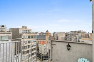 <p><strong>De Panne: Op te frissen penthouse met ruim zonneterras!</strong><br /> </p>

<p>Bent u op zoek naar een betaalbaar penthouse met tal van mogelijkheden? Dit op te frissen appartement, gelegen in de kleinschalige residentie ARIEL in het centrum van De Panne, biedt een unieke kans. Dankzij de centrale ligging, het ruime terras en het open zicht is dit de ideale uitvalsbasis aan zee, zowel als vaste woonst, tweede verblijf of investering.<br /> </p>

<h3><strong>Indeling</strong></h3>

<p>Bij het betreden van het appartement komt u in de lichtrijke leefruimte met zithoek en eethoek, die aansluit op de open keuken. Vanuit de leefruimte heeft u directe toegang tot het ruime en zongericht terras. De nachthal geeft toegang tot de badkamer met toilet, een eerste slaaphoek/kamer en een tweede slaapkamer. Deze slaapkamer biedt een prachtig open zicht op de gekende Houtsaegerduinen en beschikt bovendien over een extra balkon.Tot slot wordt het appartement aangeboden met een private kelderberging.<br /> </p>

<h3><strong>Troeven</strong></h3>

<ul><li>Penthouse met veel potentieel</li><li>Ruim en zonnig terras</li><li>Centrale ligging in De Panne</li><li>Ideaal als investering, tweede verblijf of eigen woonst</li></ul>
 

<p><strong>Meer informatie? Contacteer Frederick via 058/22.41.70.</strong></p>