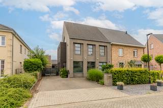 <p><span>De Oude Eik in Ravels is een recente, rustige en kindvriendelijke verkaveling. Gelegen in een doodlopende straat geniet u hier van optimale privacy, terwijl omliggende gemeenten en alle dagelijkse voorzieningen vlot bereikbaar zijn.</span></p>
<p><span>Deze energiezuinige halfopen bebouwing, gebouwd in 2006, combineert een doordachte indeling met hedendaags wooncomfort en een aangename buitenruimte. Dankzij de vier ruime slaapkamers is dit de ideale gezinswoning.</span></p>
<p><span>Via de verzorgde inkomhal met gastentoilet, vestiaire en bureauruimte bereikt u de royale, lichtrijke leefruimte. De open keuken vormt het hart van de woning en biedt een mooi uitzicht op de tuin. Aansluitend bevinden zich een praktische berging en wasplaats.</span></p>
<p><span>Op de eerste verdieping vindt u drie ruime slaapkamers en een volledig uitgeruste badkamer met wastafel, ligbad en douche. Daarnaast is er een aparte wasruimte. De tweede verdieping beschikt over een ruime polyvalente masterbedroom en een afzonderlijke zolderruimte.</span></p>
<p><span>Ook buiten is het aangenaam vertoeven. De onderhoudsvriendelijke tuin met stijlvol terras nodigt uit om volop te genieten van het buitenleven. Bovendien beschikt de woning over een garage.</span></p>
<p><span>De ligging vormt een extra troef. De woning bevindt zich in een bijzonder rustige woonomgeving waar aangenaam wonen centraal staat. Op wandelafstand van bossen, ideaal voor een ontspannende wandeling, een fietstocht of een sportieve ochtend.</span></p>
<p><span>Deze instapklare woning combineert een recente bouw, energiezuinigheid, een praktische indeling en een rustige, groene ligging. <br /></span><span>Een ideale gezinswoning waar u jarenlang comfortabel en zorgeloos kunt wonen.<br /><br />Troeven:</span></p>
<p><span>-PV-installatie<br />- Batterij<br />- EPC = klasse b</span></p>
