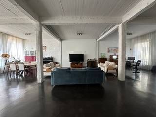 Exclusieve loft van 190 m² op toplocatie in het hart van Antwerpen-Zuid<br /><br />Ontdek deze indrukwekkende loft van maar liefst 190 m², gelegen op de tweede verdieping van een karaktervol voormalig douanekantoor, bereikbaar via lift. Een unieke woonbeleving waar authenticiteit, ruimte en licht perfect samenkomen.<br /><br />Bij het binnenkomen verwelkomt de ruime inkomhal u met een gastentoilet en een praktische, royale berging. Het absolute pronkstuk van deze woning is de spectaculaire leefruimte van 112 m² met open keuken. Dankzij de grote raampartijen geniet deze stijlvolle ruimte met moderne gietvloer de hele dag door van een overvloed aan natuurlijk licht, wat zorgt voor een uitzonderlijk gevoel van openheid en comfort.<br /><br />De loft beschikt over twee ruime slaapkamers van respectievelijk 18 m² en 15 m², rustig gelegen aan de achterzijde van het gebouw. De elegante badkamer, afgewerkt met mozaïektegels, biedt alle comfort met een ligbad, aparte inloopdouche en dubbele wastafel.<br /><br />Buiten geniet u van een aangenaam zuidwestgericht terras, de ideale plek om te ontspannen of gezellig te tafelen in de avondzon.<br /><br />Gelegen in een authentiek pakhuis in één van de meest gegeerde straten van Antwerpen, op wandelafstand van het iconische Koninklijk Museum voor Schone Kunsten Antwerpen, bevindt deze loft zich op een absolute toplocatie in het bruisende Zuid. Winkels, supermarkten, bakkers, slagers, apotheken en banken bevinden zich vlakbij. Daarnaast geniet u van een ruim aanbod aan trendy restaurants, sfeervolle cafés en zonnige terrassen rond het Zuid, de Kaaien, de Leopold de Waelplaats en de Marnixplaats. Ook het prachtig vernieuwde park van de Gedempte Zuiderdokken ligt op slechts enkele minuten wandelen.<br /><br />Praktische informatie<br /><br />Verplichte ondergrondse autostaanplaats nr. 1: € 150/maand<br />Gemeenschappelijke kosten: € 190/maand (onderhoud en elektriciteit van de gemeenschappelijke delen)<br /><br />Een uitzonderlijke loft voor wie op zoek is naar ruimte, karakter en een premium woonlocatie in Antwerpen.