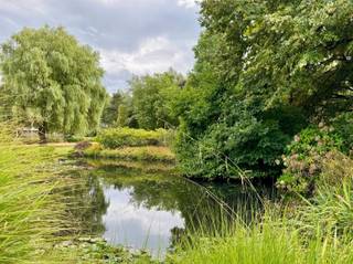 Wonen in alle rust, midden in een prachtig privédomein van 5 hectare aan de rand van de stad? Dit unieke appartement in De List biedt...
