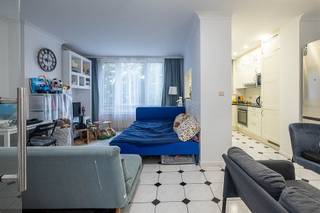 <p><span>Ligging:</span></p><p><span> </span></p><p><span>Appartement op de 2de (en hoogste) verdieping van en gebouw centraal gelegen te Mortsel vlakbij het centrum, de winkelstraat, het groenpark Fort 4 allen op wandelafstand. Ook is er directe toegang tot het openbaar vervoer zowel bus, tram en trein (station op 500 m)</span></p><p><span> </span></p><p><span>Indeling:</span></p><p><span> </span></p><p><span>Inkomhal met bergkast, L-vormige woonkamer (23 m²) met eet- en zithoek, vernieuwde keuken met toestellen, vernieuwde badkamer met douche en hang-wc, 2 slaapkamers rustig gelegen achteraan en waarvan 1 met toegang tot het overdekt terrasje. Het terrasje is zuidwest gericht (middag- en avondzon) en heeft een zonnetent.<br />in de kelder van het gebouw zijn 2 individuele bergingen voorzien.</span></p><p><span>Achter het gebouw is er een garagecomplex waar een garagebox beschikbaar is : + € 26.500.</span></p><p><span> </span></p><p><span>Technische kenmerken:</span></p><p><span> </span></p><p><span>EPC Label D (geen renovatieplicht), elektriciteit conform, nieuwe (2026!) Vaillant condensatieketel, pvc ramen met dubbele beglazing</span></p><p><span> </span></p><p><span> </span></p>