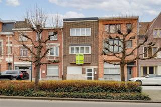 A stone's throw from the center of Sint-Niklaas, this spacious and bright house isfor sale in the Koningin Elisabethlaan. The accessibility...