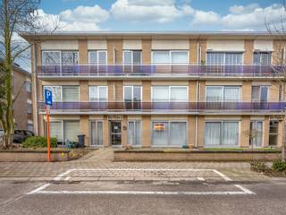 In Kapellen kortbij alle voorzieningen (winkels, scholen, openbaar vervoer,...) vindt u dit gelijkvloers appartement met 2 slaapkamers.
INDELING
U komt via de inkomhal binnen in de ruime leefruimte met aanpalend de keuken (voorzien van keramische kookplaat, dampkap, koelkast-diepvries, combi-oven, afwasmachine en dubbele spoelbak). De grote raampartij in de leefruimte zorgt voor een mooie lichtinval. Het appartement beschikt verder over 2 slaapkamers, een apart toilet, een badkamer (met inloopdouche, wastafelmeubel en handdoekverwarmer) en een berging (aansluiting voor wasmachine). Achteraan is er een tuin/terras met een achterpoortje dat toegang geeft tot de garagebox.
De gemeenschappelijke kosten (water, onderhoud voortuinen en gang, verzekeringen,...) bedragen ongeveer 85,00€
PLUSPUNTEN
- Energiezuinig B label
- Asbestveilig
- Dubbele beglazing 
- Rolluiken
- Recente keuken, toilet en badkamer
- Gasketel 2017
Heeft u interesse in dit appartement? Contacteer ons dan op 03 568 03 03 of via info@vastgoed03.be.