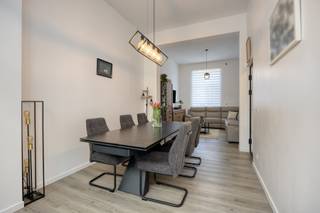 Volledig gerenoveerde woning van kop tot teen, gunstig gelegen nabij het station, met o.a. een bewoonbare oppervlakte van 175 m², 3 slaapkamers en...
